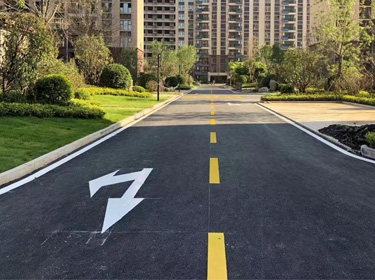 行業標桿：高速公路標線施工：長距離熱熔標線的連續作業技術和后期維護
